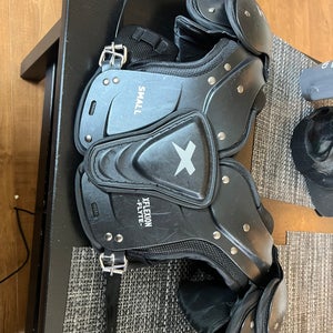 Small Youth Xenith Flyte Shoulder Pads (Used)