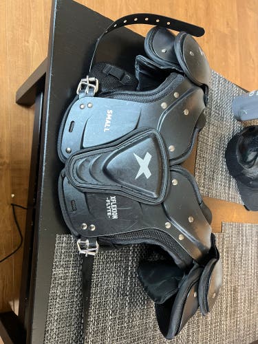 Small Youth Xenith Flyte Shoulder Pads (Used)