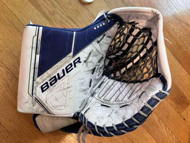 Bauer SUPREME MACH Goalie Glove in EXCELLENT condition