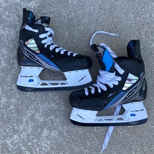 True TF9 Hockey Skates Regular Width | Intermediate Size: 5