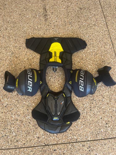 Intermediate Large Bauer Supreme Mach Shoulder Pads (Used)