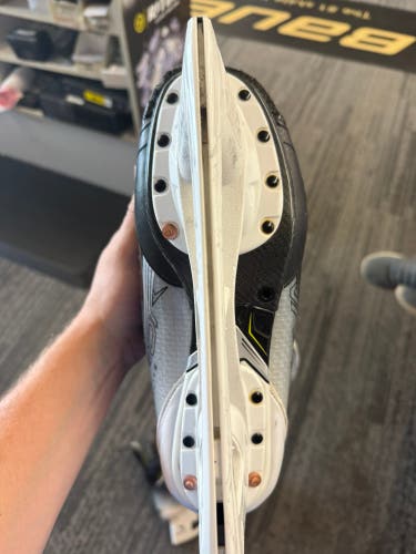 2023 Bauer Vapor Hyperlite 2 Hockey Skates   7 (Used)