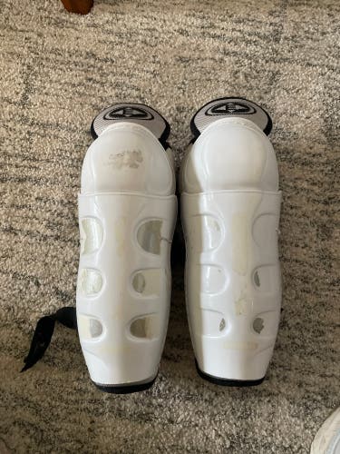 Easton Synergy 100 Youth 9” Shin Pads