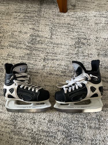 CCM Tacks 152 Youth Size 10 hockey skates