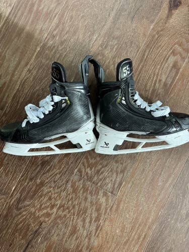 Bauer Vapor Hyperlite 2 Hockey Skates Extra Wide Width Pro Stock 9.5 (Used)