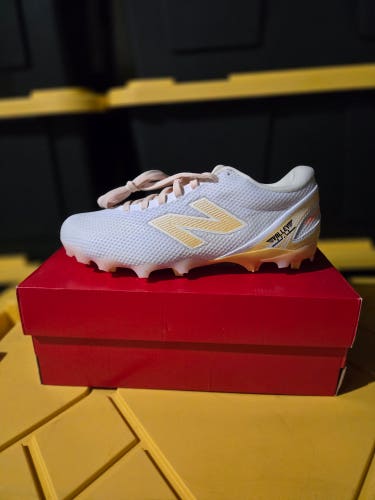 White Unisex Size M 9.5 (W 10.5) Adult New Balance Low Top FreezeLX v5 lax Cleats (New)