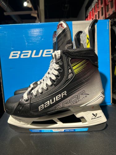Bauer Vapor Hyperlite 2 Hockey Skates Regular Width Size 9 (New)