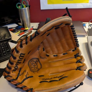 Pitcher's RH Wilson A2000 709 Baseball Glove 12" (Used)