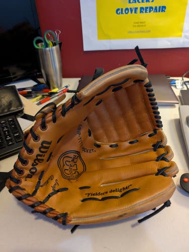 Pitcher's RH Wilson A2000 709 Baseball Glove 12" (Used)