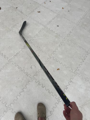 Intermediate Bauer Hyperlite 2 Right Handed Hockey Stick P92  (Used)