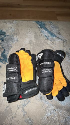 Bauer Vapor APX2 13” Pastrnak Palm Gloves NEW