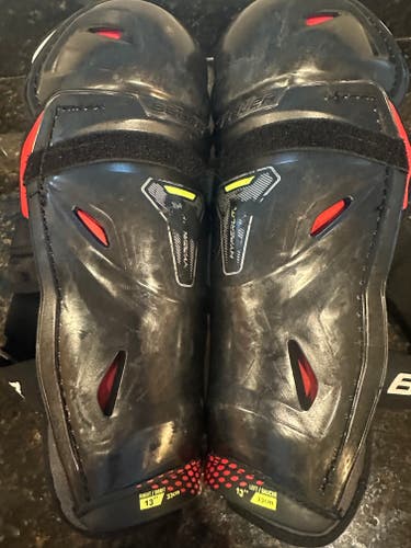 Intermediate Bauer Vapor Hyperlite 13" Shin Pads (Used)