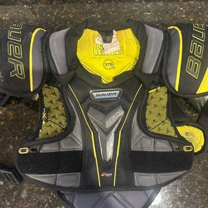 Medium Junior Bauer Supreme 1S Shoulder Pads (Used)