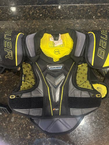 Medium Junior Bauer Supreme 1S Shoulder Pads (Used)