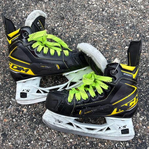 Junior CCM Super Tacks 9380 Hockey Skates | Size 1