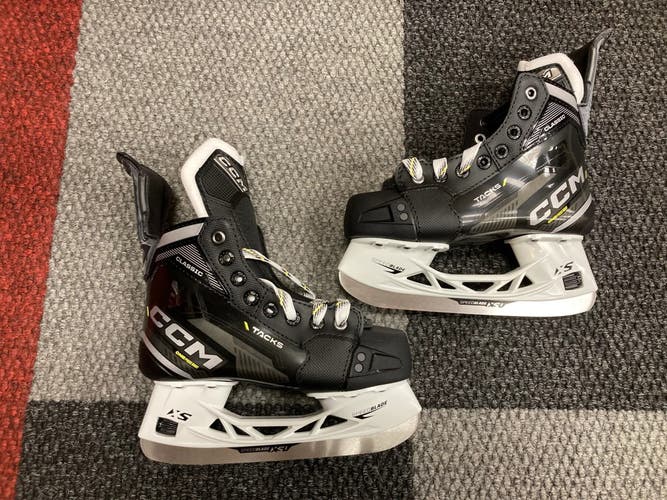 NEW Junior CCM Classic Hockey Skates Size 2
