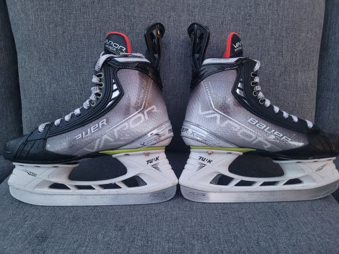 Bauer Vapor Hyperlite Hockey Skates Regular Width Size 4 (Used)
