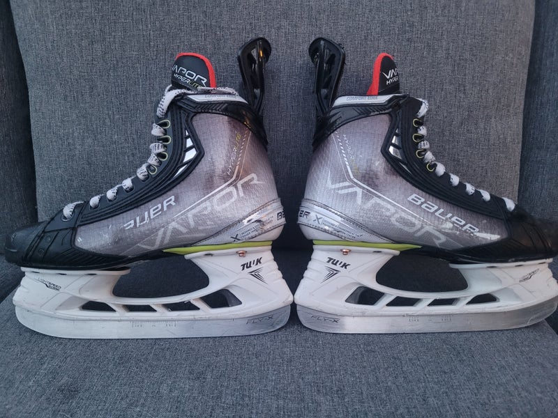 Bauer Vapor Hyperlite Hockey Skates Regular Width Size 4 (Used)