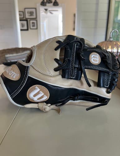 Wilson RH A2000 Baseball Glove 11.75" (Used)