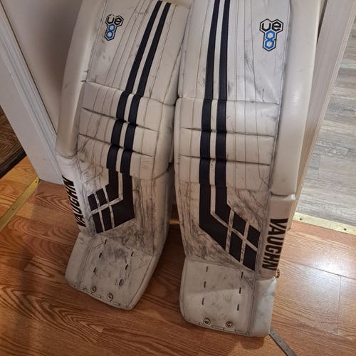 36" Vaughn Velocity VE8 Pro Carbon Goalie Leg Pads (Used)