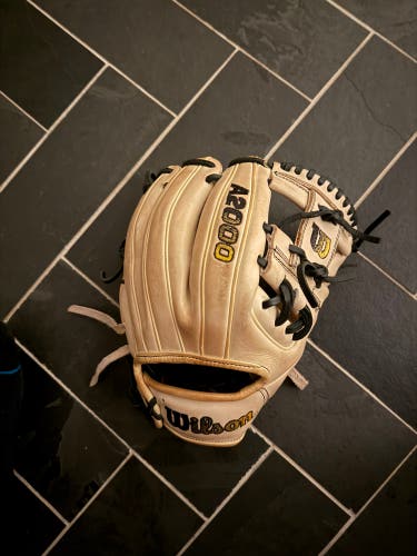 2023 Wilson RH Infield A2000 Baseball Glove 11.5" (Used)
