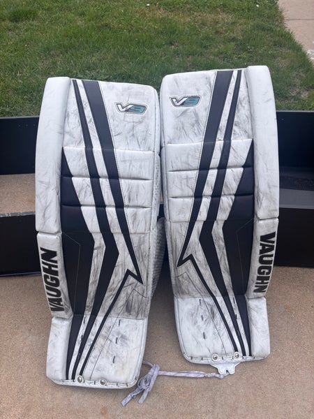 33"  Vaughn V9 Goalie Leg Pads (Used)
