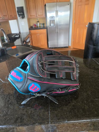 Wilson RH Outfield A2000 Baseball Glove 12.5" (Used) SOUTH BEACH