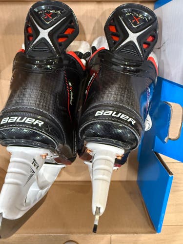 2022 Bauer Vapor 3X Pro Hockey Skates Regular Width Size 1.5 (Used)