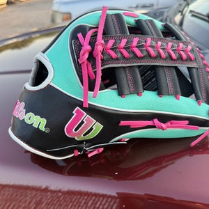 2025 Wilson RH Outfield A2000 Baseball Glove 12.75" (New)