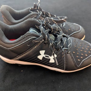 Used Youth Under Armour Black Baseball Cleats Size 5Y