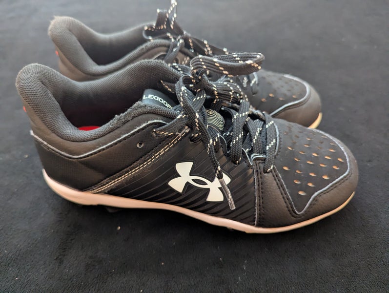 Used Youth Under Armour Black Baseball Cleats Size 5Y