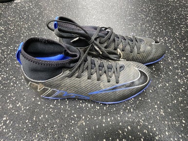 Used Nike Soccer Cleats Black And Navy Blue Junior 04.5 11849-S000030382