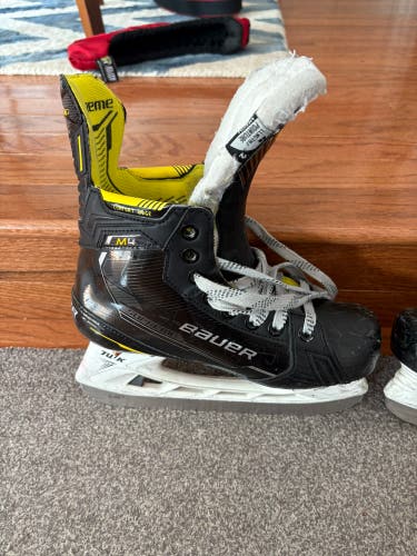 Bauer Supreme M4 Hockey Skates Size 4 (Used)
