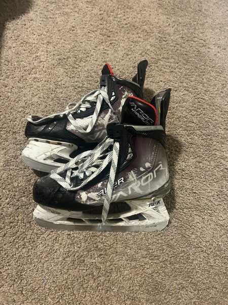 Bauer Vapor Hyperlite Hockey Skates Regular Width 9 (Used)