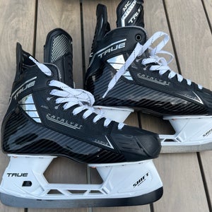 True Catalyst Arc Size 8 Regular Width Skates *LIKE NEW*