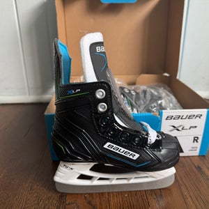 New Youth Bauer XLP Hockey Skates Regular Width 8Y