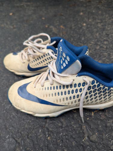 White Kid's 3.5Y (Big Kids / Youth) Youth Nike Low Top Molded Cleats (Used)