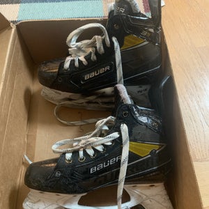 Bauer Supreme 3S Pro Hockey Skates Regular Width  Size 4.5 (Used)