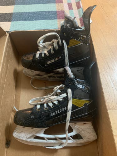 Bauer Supreme 3S Pro Hockey Skates Regular Width  Size 4.5 (Used)