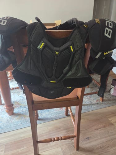 Large Intermediate Bauer Shoulder Pads (Used)