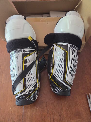 Junior CCM Tacks 9060 12" Shin Pads (Used)