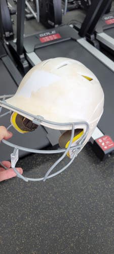 Used Under Armour 6 1/2 TO 7 1/2 Batting Helmet w/Mask White One Size 11497-S000150978