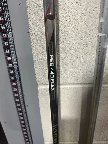 Junior40 flex  Bauer Hyperlite 2 right Hand Hockey Stick P28 (Used)- DEMO STICKS