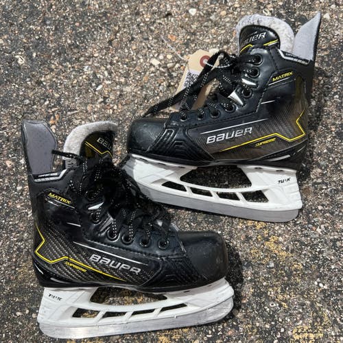 Youth Bauer Supreme Matrix Hockey Skates | Size 12.5 (Used)