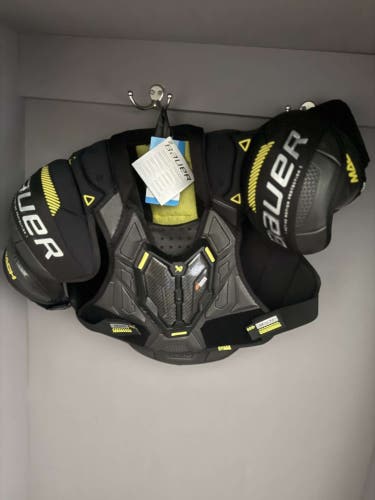 Intermediate Medium Bauer Shoulder Pads (New)