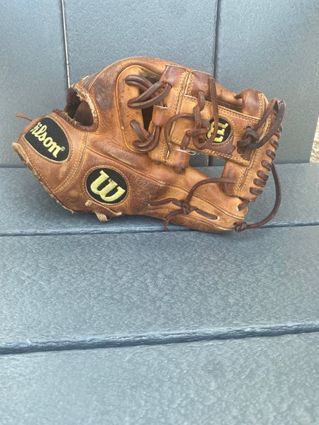 Wilson RH Infield A2000 Baseball Glove 11.5" (Used)