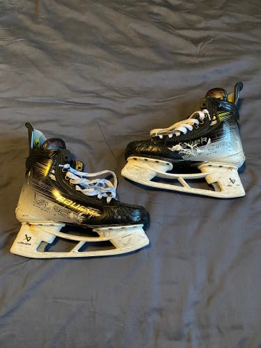 2024 Bauer Vapor Hyperlite Hockey Skates  8 (Used)
