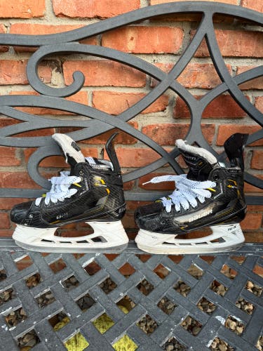 2023 Bauer Supreme M5 Pro Hockey Skates Regular Width Size 3.5 (Used)