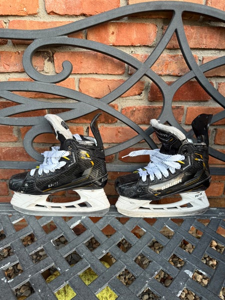 2023 Bauer Supreme M5 Pro Hockey Skates Regular Width Size 3.5 (Used)