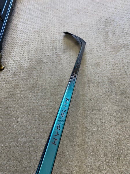 Senior Bauer Vapor Hyperlite 2 Right Handed Hockey Stick P28 (Used)